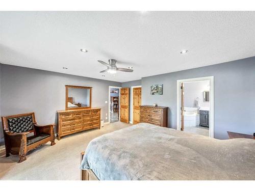 7819 34 Avenue Nw, Calgary, AB - Indoor Photo Showing Bedroom