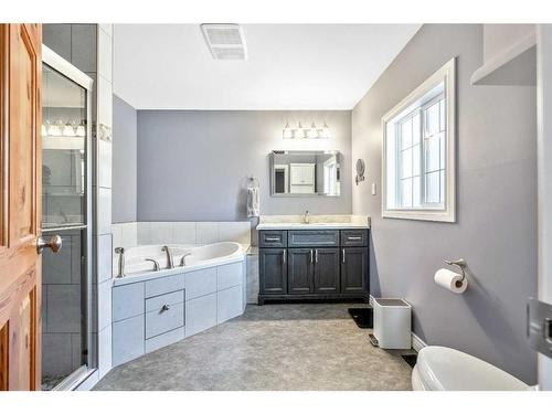 7819 34 Avenue Nw, Calgary, AB - Indoor Photo Showing Bathroom