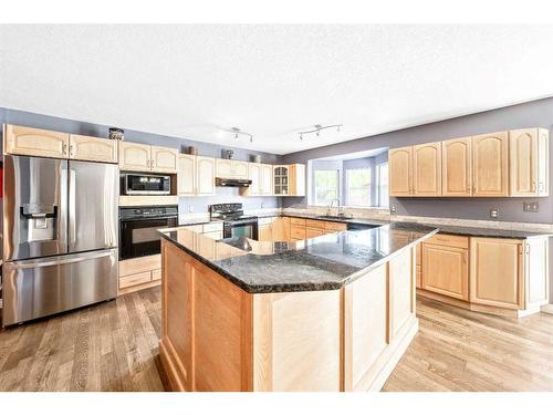 7819 34 Avenue Nw, Calgary, AB - Indoor Photo Showing Kitchen With Double Sink