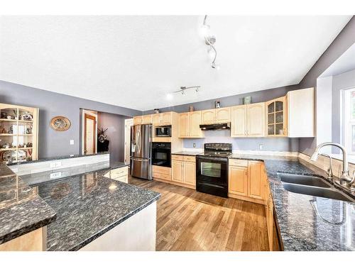 7819 34 Avenue Nw, Calgary, AB - Indoor Photo Showing Kitchen With Double Sink