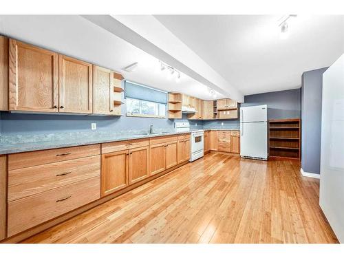 7819 34 Avenue Nw, Calgary, AB - Indoor Photo Showing Kitchen