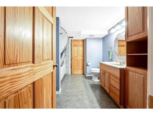 7819 34 Avenue Nw, Calgary, AB - Indoor Photo Showing Bathroom