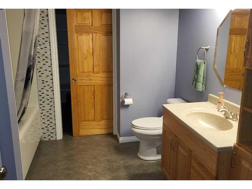 7819 34 Avenue Nw, Calgary, AB - Indoor Photo Showing Bathroom