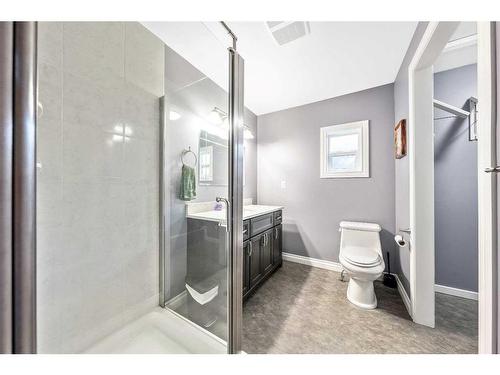 7819 34 Avenue Nw, Calgary, AB - Indoor Photo Showing Bathroom