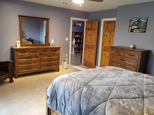 7819 34 Avenue Nw, Calgary, AB - Indoor Photo Showing Bedroom