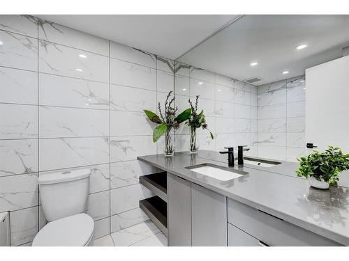 301-120 15 Avenue Sw, Calgary, AB - Indoor Photo Showing Bathroom