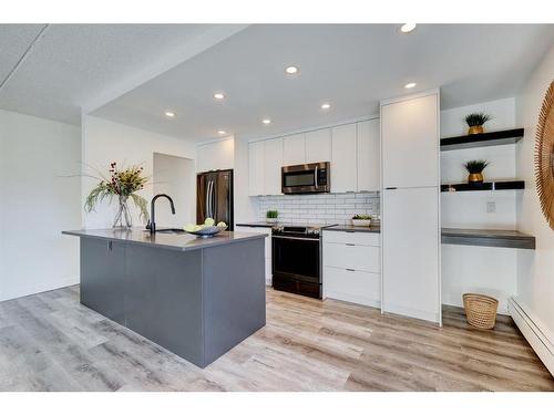 301-120 15 Avenue Sw, Calgary, AB - Indoor Photo Showing Kitchen With Upgraded Kitchen