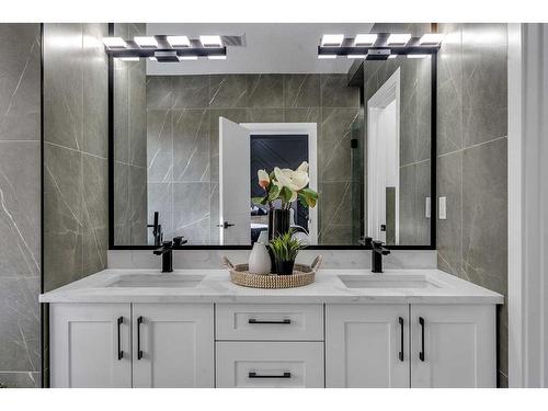 510 14 Avenue Ne, Calgary, AB - Indoor Photo Showing Bathroom