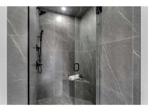 510 14 Avenue Ne, Calgary, AB - Indoor Photo Showing Bathroom