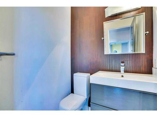 4735 17 Avenue Nw, Calgary, AB - Indoor Photo Showing Bathroom