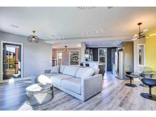 4735 17 Avenue Nw, Calgary, AB - Indoor Photo Showing Living Room