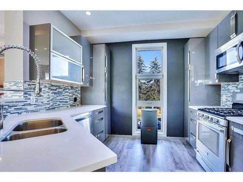 4735 17 Avenue Nw, Calgary, AB - Indoor Photo Showing Kitchen With Double Sink With Upgraded Kitchen