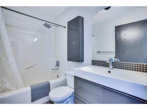 4735 17 Avenue Nw, Calgary, AB - Indoor Photo Showing Bathroom