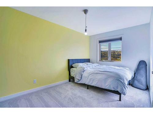 4735 17 Avenue Nw, Calgary, AB - Indoor Photo Showing Bedroom