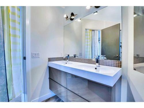 4735 17 Avenue Nw, Calgary, AB - Indoor Photo Showing Bathroom