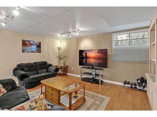 605 Panorama Hills Drive Nw, Calgary, AB - Indoor Photo Showing Living Room