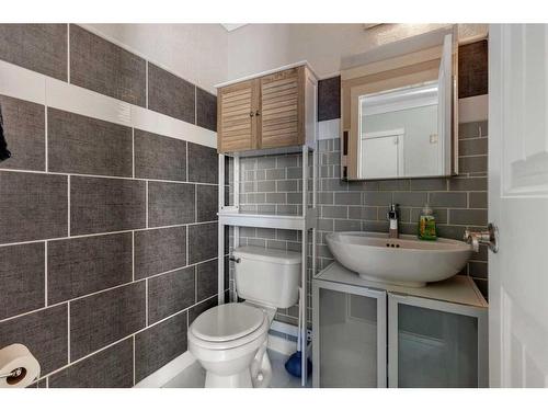 28 Bermondsey Rise Nw, Calgary, AB - Indoor Photo Showing Bathroom