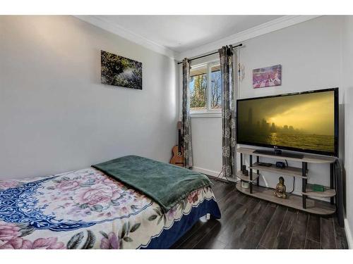 28 Bermondsey Rise Nw, Calgary, AB - Indoor Photo Showing Bedroom