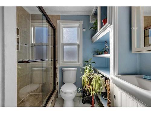 28 Bermondsey Rise Nw, Calgary, AB - Indoor Photo Showing Bathroom