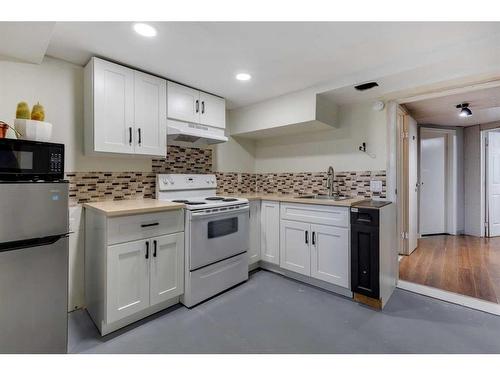 28 Bermondsey Rise Nw, Calgary, AB - Indoor Photo Showing Kitchen