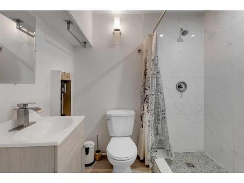 28 Bermondsey Rise Nw, Calgary, AB - Indoor Photo Showing Bathroom