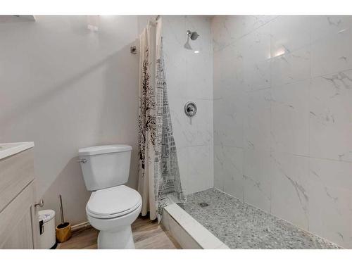 28 Bermondsey Rise Nw, Calgary, AB - Indoor Photo Showing Bathroom