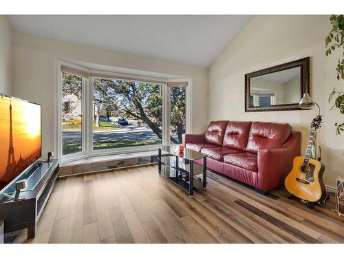 28 Bermondsey Rise Nw, Calgary, AB - Indoor Photo Showing Living Room