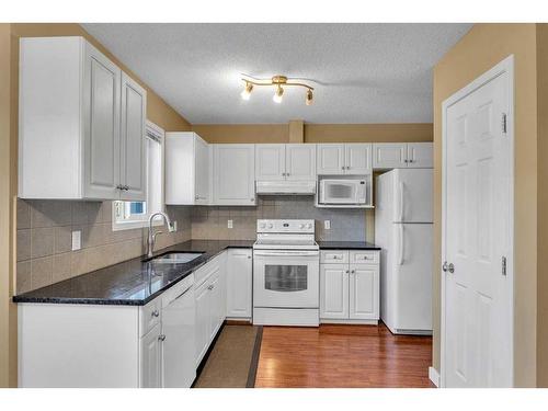 118 Royal Birch Villas Nw, Calgary, AB - Indoor Photo Showing Kitchen