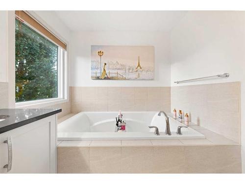 60 Brightoncrest Point Se, Calgary, AB - Indoor Photo Showing Bathroom