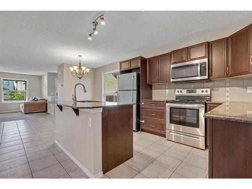 1017 Kingston Crescent Se, Airdrie, AB - Indoor Photo Showing Kitchen