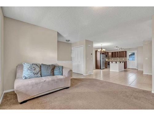 1017 Kingston Crescent Se, Airdrie, AB - Indoor Photo Showing Living Room