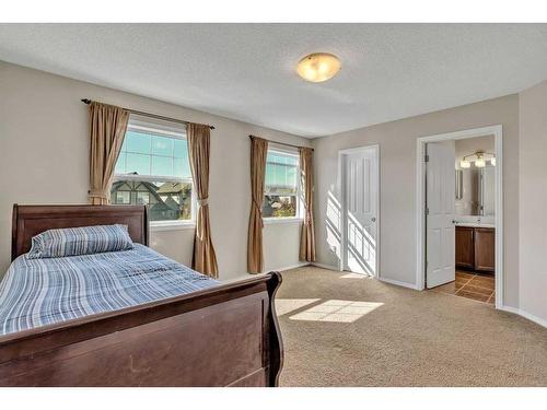 1017 Kingston Crescent Se, Airdrie, AB - Indoor Photo Showing Bedroom