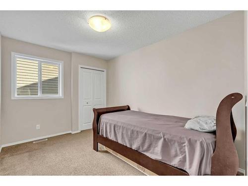 1017 Kingston Crescent Se, Airdrie, AB - Indoor Photo Showing Bedroom