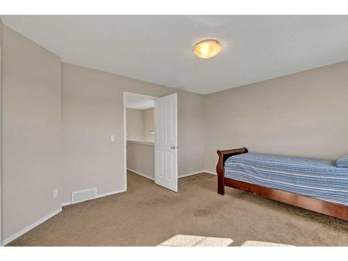 1017 Kingston Crescent Se, Airdrie, AB - Indoor Photo Showing Bedroom