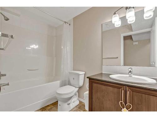 1017 Kingston Crescent Se, Airdrie, AB - Indoor Photo Showing Bathroom