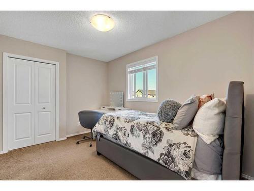 1017 Kingston Crescent Se, Airdrie, AB - Indoor Photo Showing Bedroom