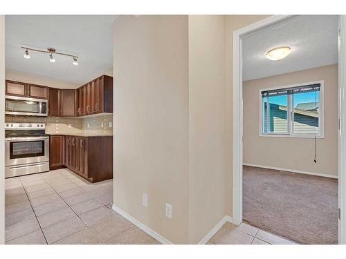 1017 Kingston Crescent Se, Airdrie, AB - Indoor Photo Showing Kitchen