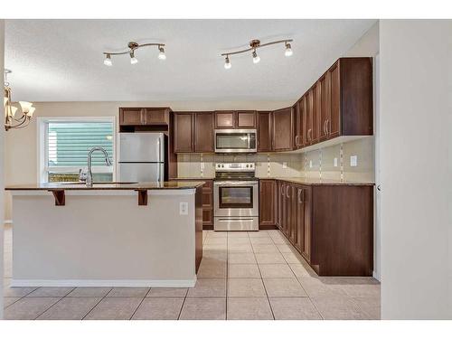 1017 Kingston Crescent Se, Airdrie, AB - Indoor Photo Showing Kitchen