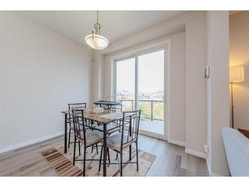 286 Yorkville Manor Sw, Calgary, AB - Indoor Photo Showing Dining Room