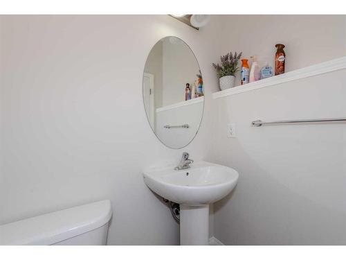 286 Yorkville Manor Sw, Calgary, AB - Indoor Photo Showing Bathroom