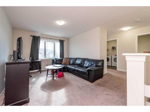 286 Yorkville Manor Sw, Calgary, AB - Indoor Photo Showing Living Room