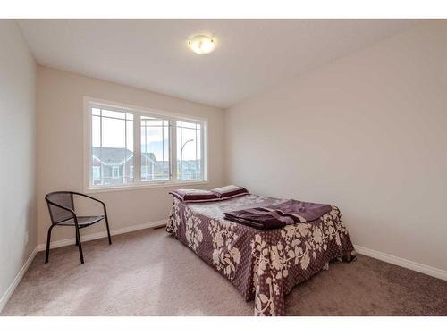 286 Yorkville Manor Sw, Calgary, AB - Indoor Photo Showing Bedroom