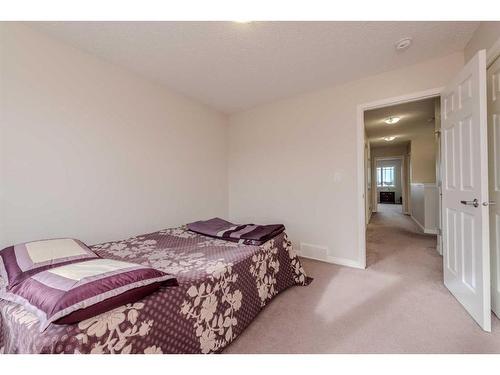 286 Yorkville Manor Sw, Calgary, AB - Indoor Photo Showing Bedroom