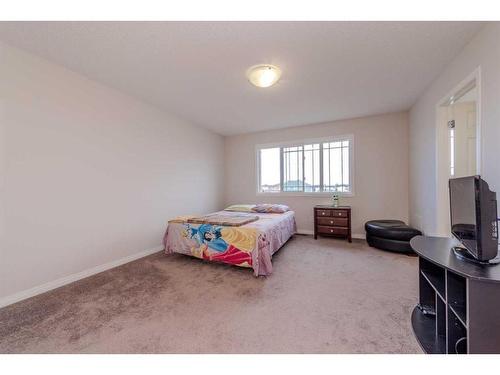 286 Yorkville Manor Sw, Calgary, AB - Indoor Photo Showing Bedroom