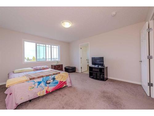 286 Yorkville Manor Sw, Calgary, AB - Indoor Photo Showing Bedroom