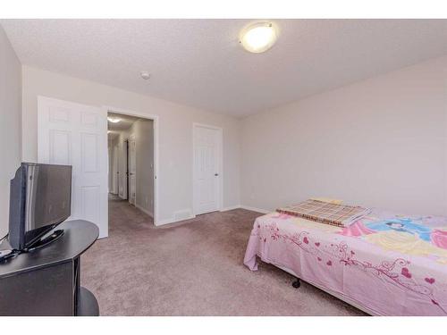 286 Yorkville Manor Sw, Calgary, AB - Indoor Photo Showing Bedroom