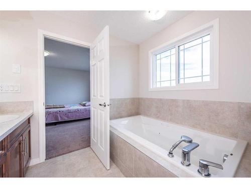 286 Yorkville Manor Sw, Calgary, AB - Indoor Photo Showing Bathroom