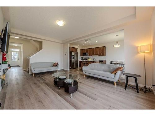 286 Yorkville Manor Sw, Calgary, AB - Indoor Photo Showing Living Room