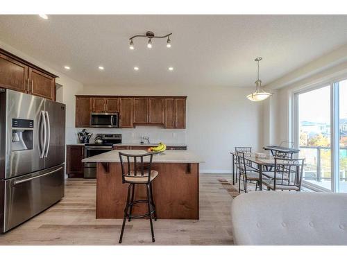 286 Yorkville Manor Sw, Calgary, AB - Indoor Photo Showing Kitchen