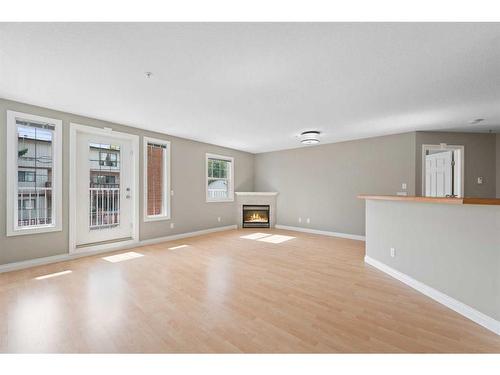 102-417 3 Avenue Ne, Calgary, AB - Indoor Photo Showing Living Room With Fireplace